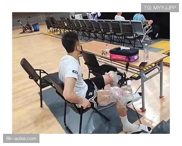 巴特勒膝盖缠满冰袋坐在替补席，眼神落寞注视球场